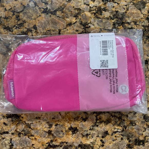 Lululemon sonic pink 1L belt bag - Picture 2 of 3